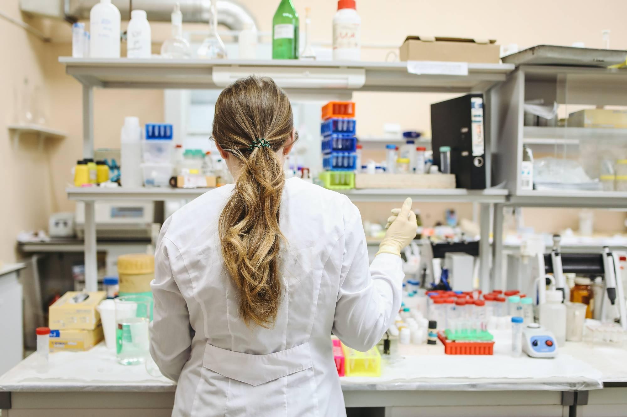 A female pharmacist putting a prescription together